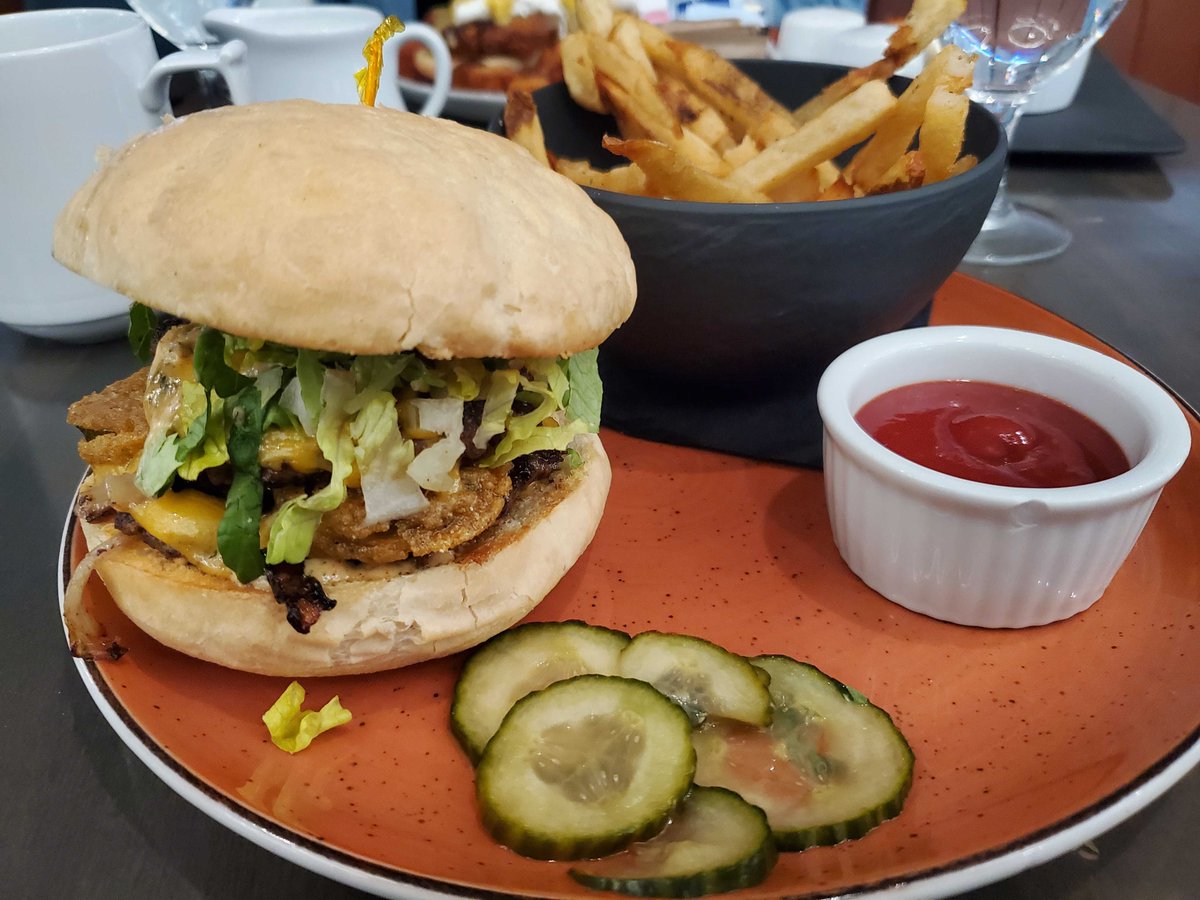 #yfcburgerbattle23 burg #9: the PJ Smash Burger from The Pickle Jar. This was great- delicious meat, grilled onions, deep-fried pickle slices, lots of creamy cheese and excellent special sauce, encased in what I believe was a purpose-built custom bun for maximum containment