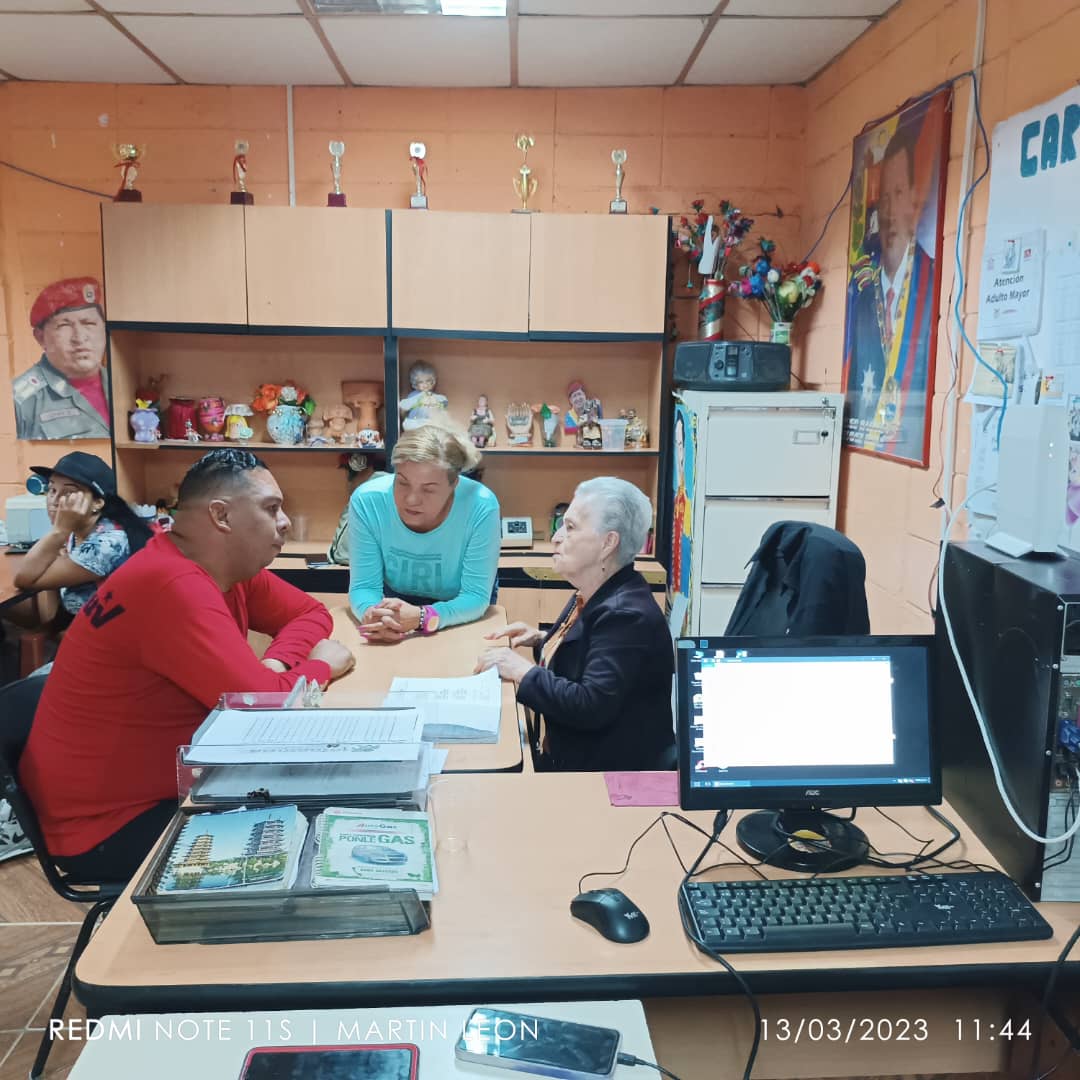#13Mar|
El Concejal Martin Leon Vicepresidente del Concejo Municipal del Mcpio #FLA visitó las instalaciones del Instituto del Adulto Mayor de la jurisdicción, donde se realizó la donación de Bombillos para las instalaciones de dicho Instituto en nombre de los 9 Concejales....