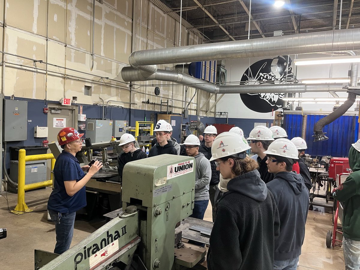 StaggMathConstr's tweet photo. Last week our students were able to learn about becoming a Carpenter at the apprenticeship school in Elk Grove.  The students learned about how to apply and what the educational process looks like.  They received a tour of an amazing facility.  @StaggHighSchool @StaggSTEM https://t.co/hEtMpNBTQZ