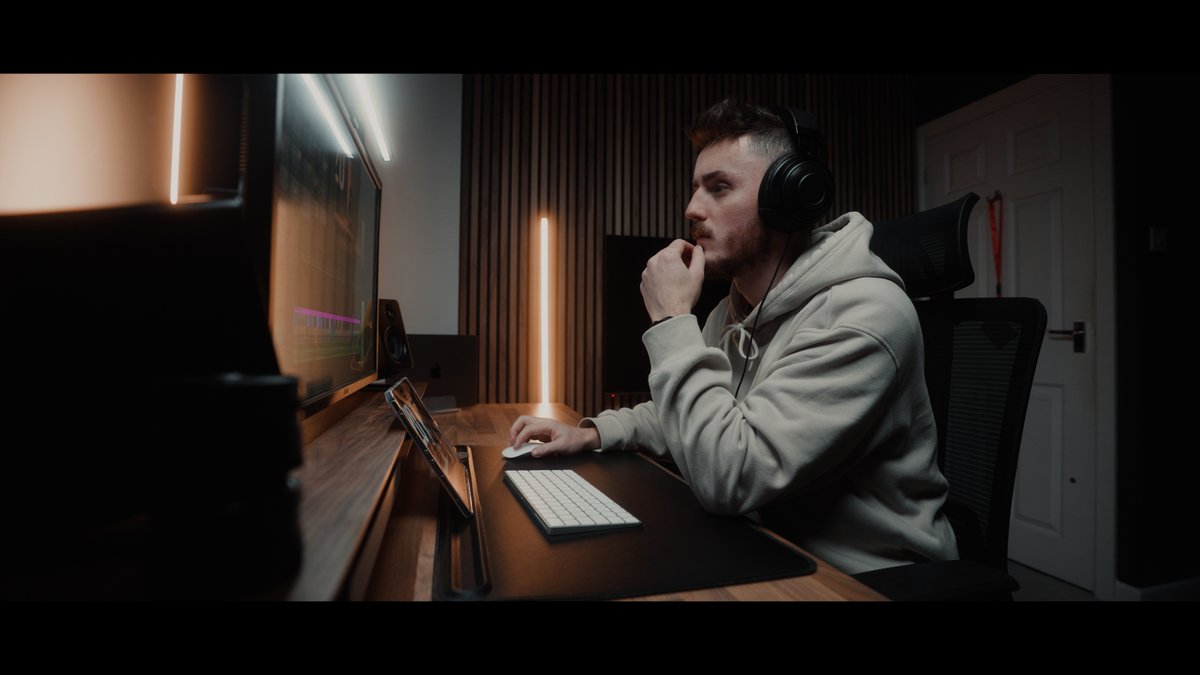 tomleeparsons's tweet photo. Some screen grabs from my latest YouTube video! - Home office tour!

https://t.co/gsbkNoHcMA https://t.co/7y1s1SNMT0