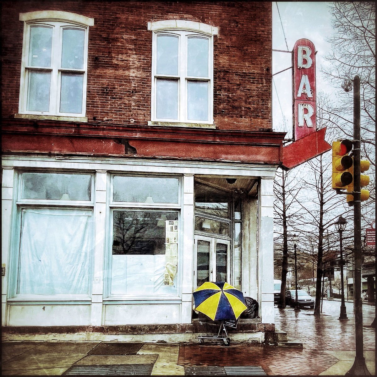 storyrd's tweet photo. Philadelphia, Pennsylvania / when itโs rainingโฆa better place to be / #streetphotography #shotoniphone #theumbrellaproject / ๐ท @storyrd https://t.co/NRfPxnwAgW