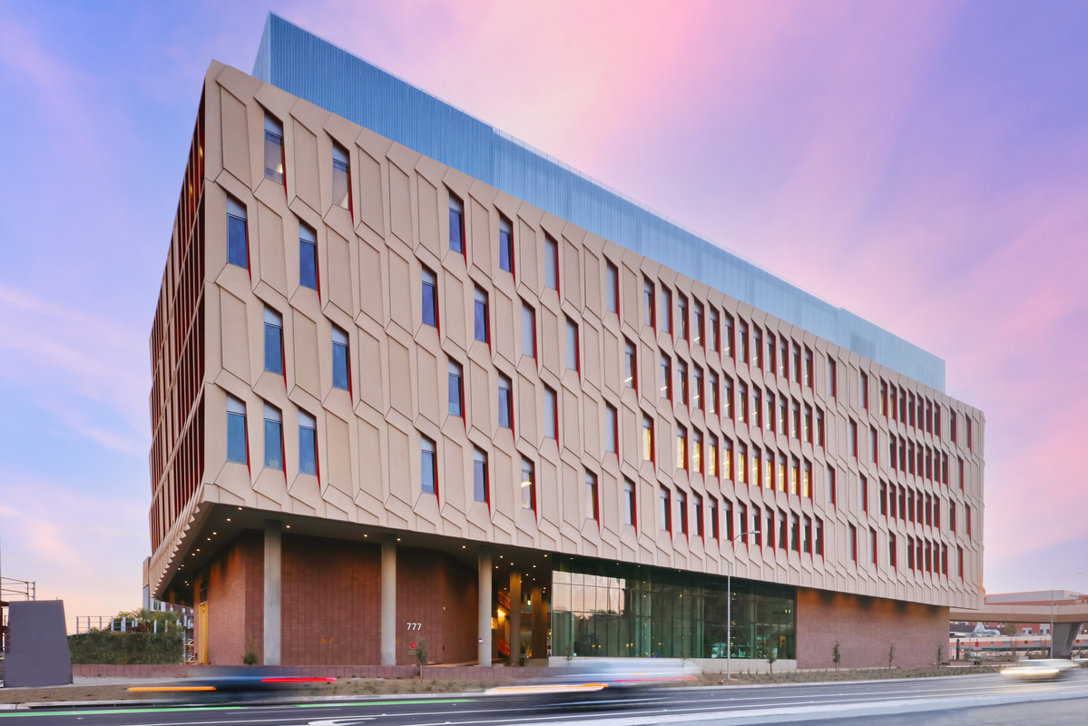 Learn more about how the Arizona State University Building 7 designers were challenged with reflecting the innovation that is central to the new research center in its visual design without sacrificing the performance fal.cn/3wxI2