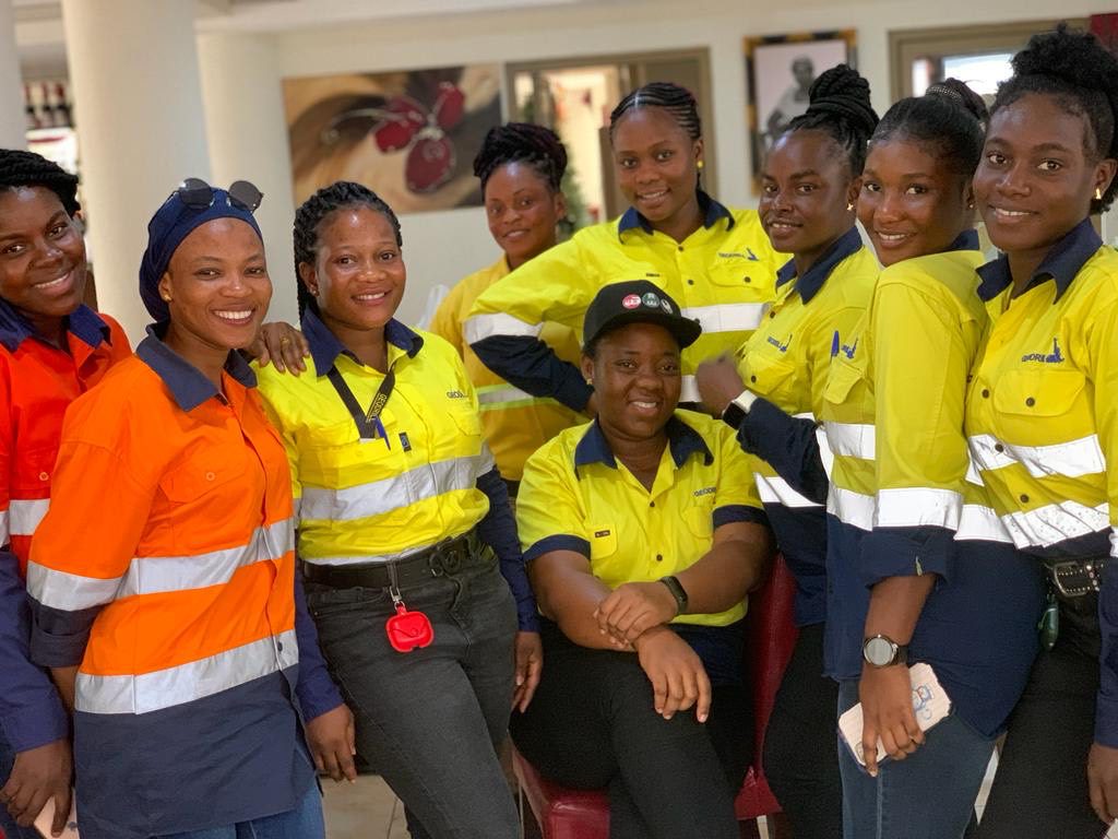 news_ghana's tweet photo. Women from Geodrill empower Ofoase Kokoben SHS girls https://t.co/gBUGO3EoNj #Business #empower #from #Geodrill #Miningindustrywomen https://t.co/hfJXmF5lGk