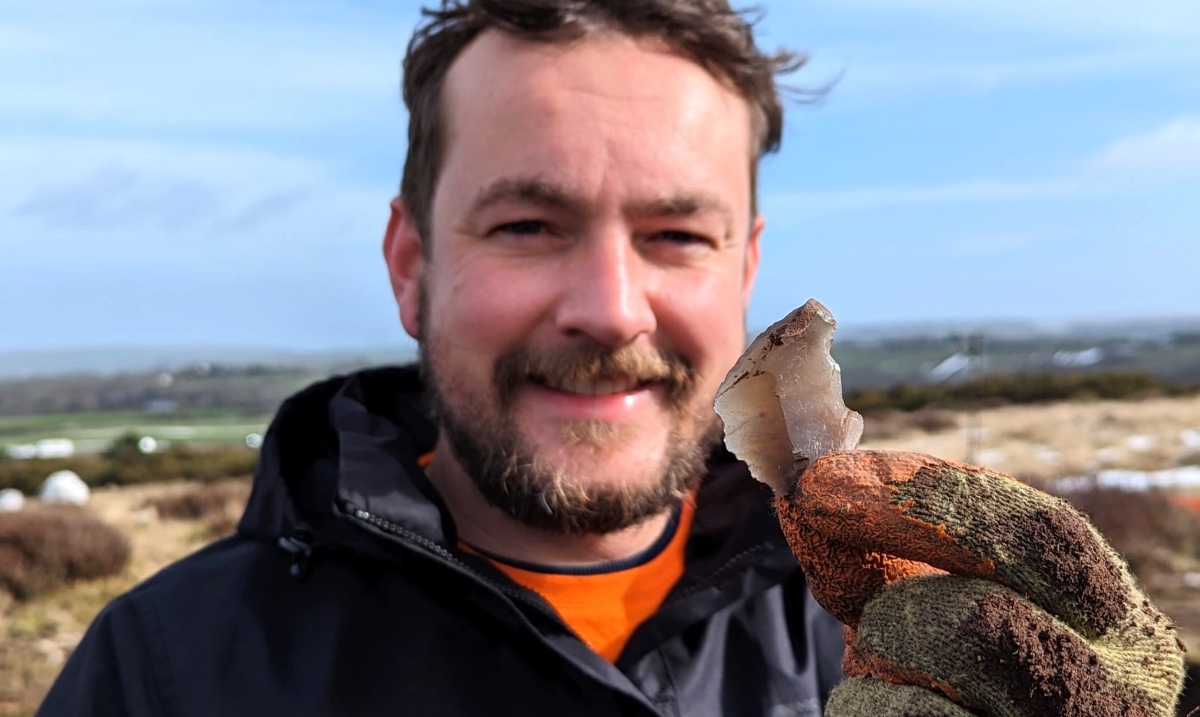 TheDigVenturers's tweet photo. Tom found this beautiful flint on our dig in the North York Moors! 

We're investigating the site of a Bronze Age settlement, and each flint we find is another piece of evidence which helps us piece together what people were doing here in ancient times.

#moodig https://t.co/JdBv0cmQLc