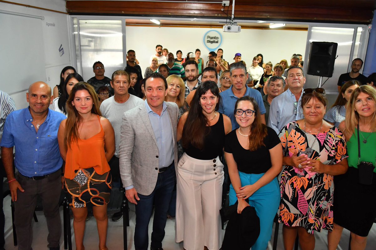 PRIMER PUNTO DIGITAL EN VARELA

Inauguramos un espacio lúdico-educativo que cuenta con 16 notebooks, biblioteca, tv y cámaras, proyector, biblioteca y consolas de juego.