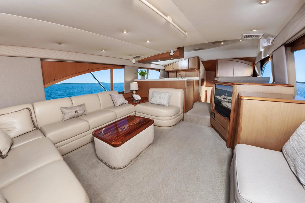 This versatile and feature-rich Ocean 57 Super Sport is now available at a greatly improved asking price of $485,000! "Samanna II" offers a huge galley and salon, a full beam master, updated electronics, Rupp outriggers, and a Pompanette fighting chair.
hubs.ly/Q01GzGn80