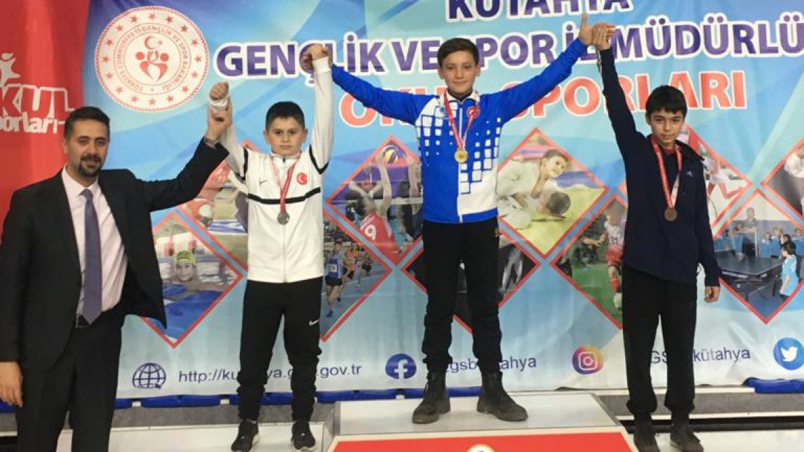 Gençlik ve Spor İl Müdürlüğü tarafından yapılan kulüpler arası yıldızlar serbest stil güreşte  Domaniç Ortaokulu öğrencilerinden Alper İZMİRLİ il 2.si,
okullar arası İl şampiyonasında  M.Emin YILDIZHAN serbest stil yıldızlarda il 3.sü oldu.