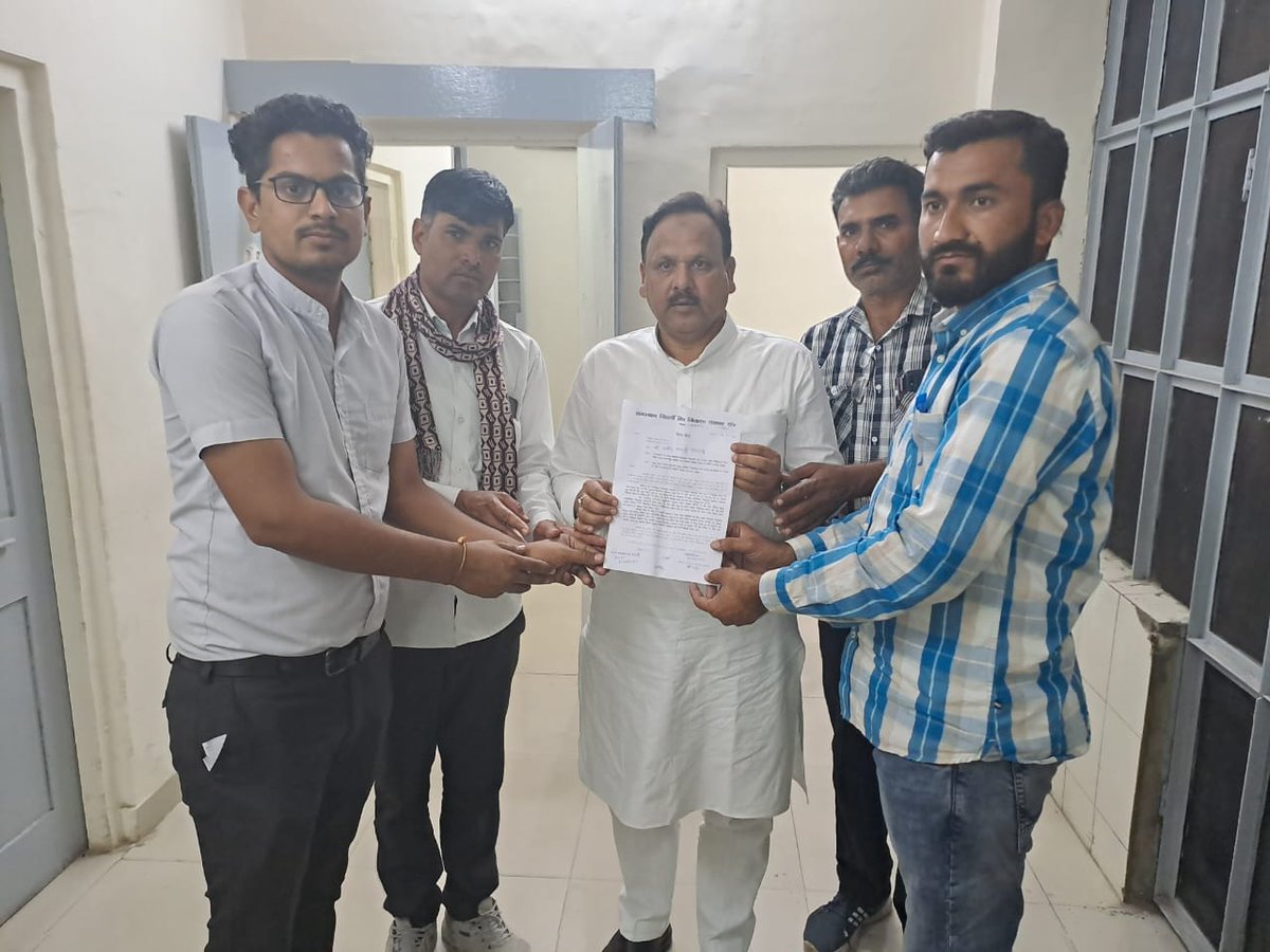 मुख्यमंत्री <a href="/ashokgehlot51/">Ashok Gehlot</a> जी ने संविदा कर्मियों का मानदेय बढ़ाया है पर उनमें से कुछ साथियों का यह कहकर मानदेय नहीं बढ़ाया कि यह अनट्रेड हैं हालांकि पिछले काफी सालों एक पद पर काम कर रहे हैं,आज <a href="/AminKagziINC/">Amin Kagzi</a> और @DRathore_INC जी के सामने यह बात रखी।
विद्यालय सहायक संविदा कर्मी।