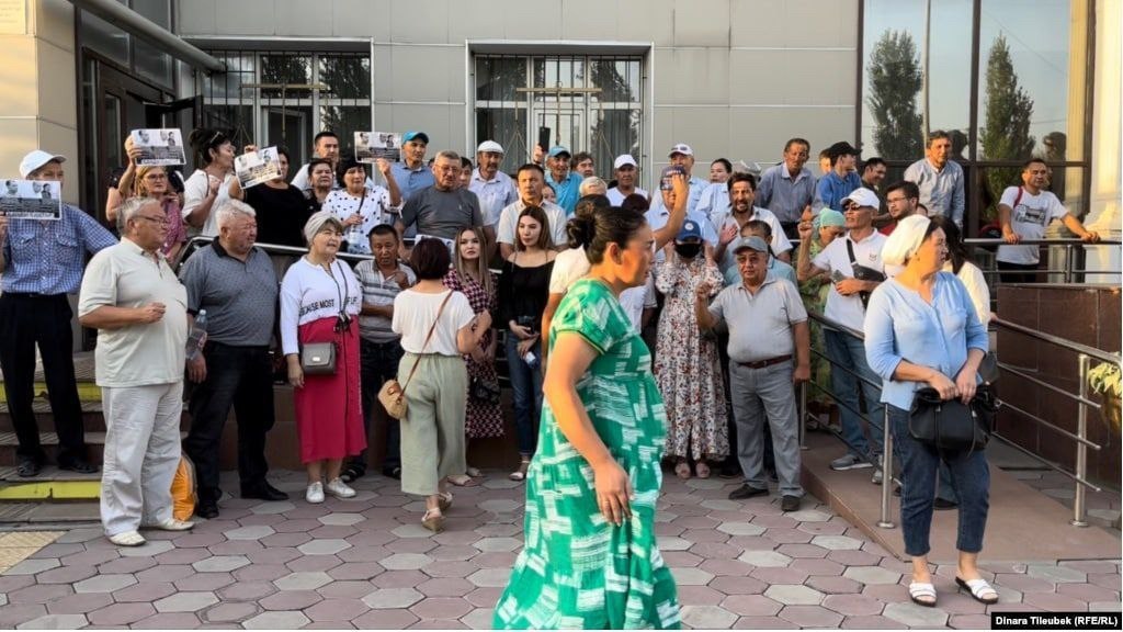 Ardak_Bekten's tweet photo. 2/5
and "calls for active disobedience to the lawful demands of government officials and for mass riots") in relation to #politicalprisoner Zhanmurat #Ashtaev (in the first photo in the middle).
We invite everyone to take part in the trial as observers.
#Kazakhstanprotests https://t.co/UT2AyskKxV