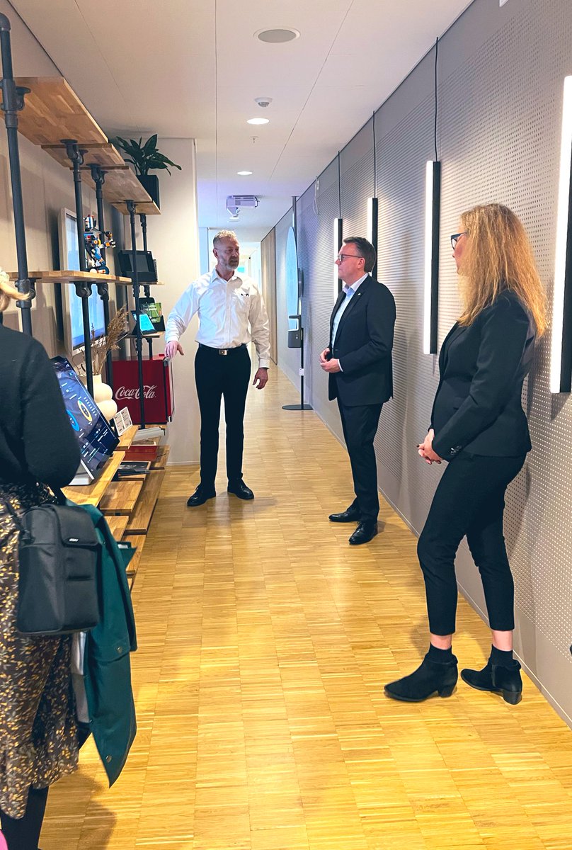Stor fornøjelse at få besøg af  Erhvervsminister <a href="/mfMorten/">Morten Bødskov</a> idag i Microsofts kontor i Lyngby. Vi fik en god snak om konkurrenceevne, innovation og teknologiske fremskridt især på kvanteområdet. Gode kolleger fik også fremvist konkrete danske cases på søfart &amp; grøn omstilling🙏