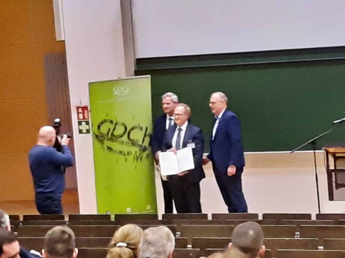 Oliver Trapp erhält den Horst Pracejus-Preis bei der Festsitzung der Chemiedozententagung #CDT2023