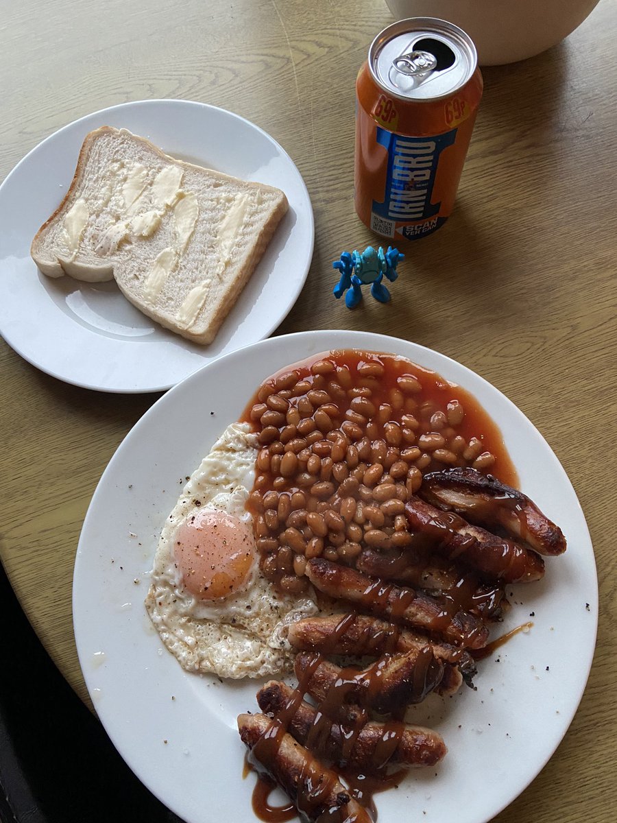 Eight sausages covered in HP Broon 🆘 wae egg and beans washed doon wae irn-bru. Slice eh bread fur the obligatory piece. #jakeyteas