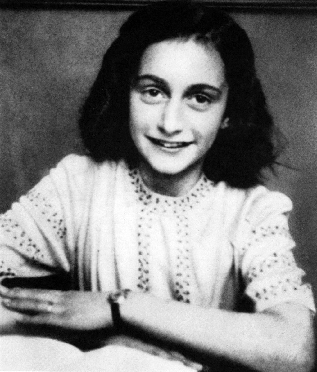 #AnneFrank Il y a 78 ans, le 12 mars 1945, décédait Anne Frank, jeune adolescente juive au destin tragique, dans le camp de concentration de Bergen-Belsen. 🕯