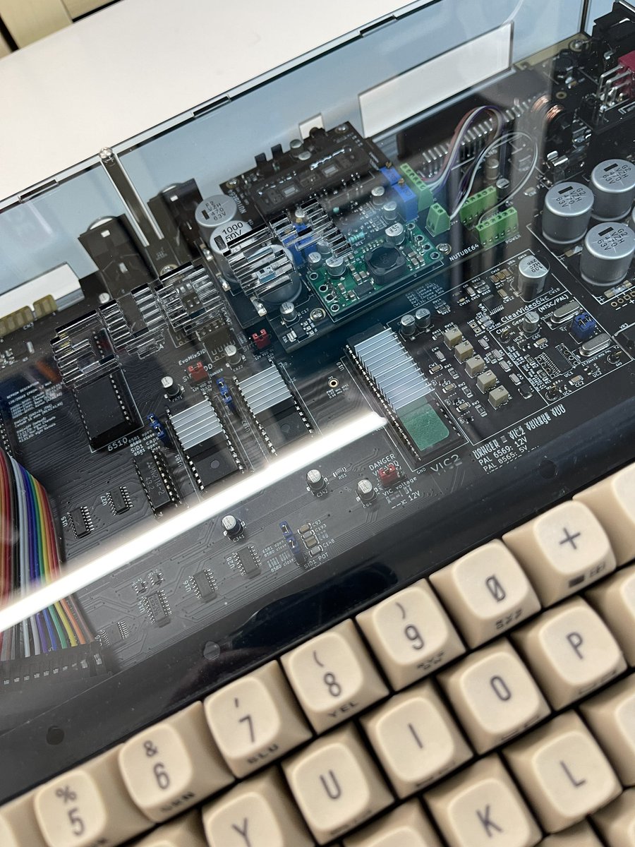 RBadgeman's tweet photo. EVO64 porn alert! EVO64 plus NuTube64 - gray and black keycaps from https://t.co/bmFIQAkJ5N - Plexilaser case - 2 x 6582a SID chip. 🥰
#meanmachine #audiophile64 #nutube64 #evo35 https://t.co/EuyuK2uxIo