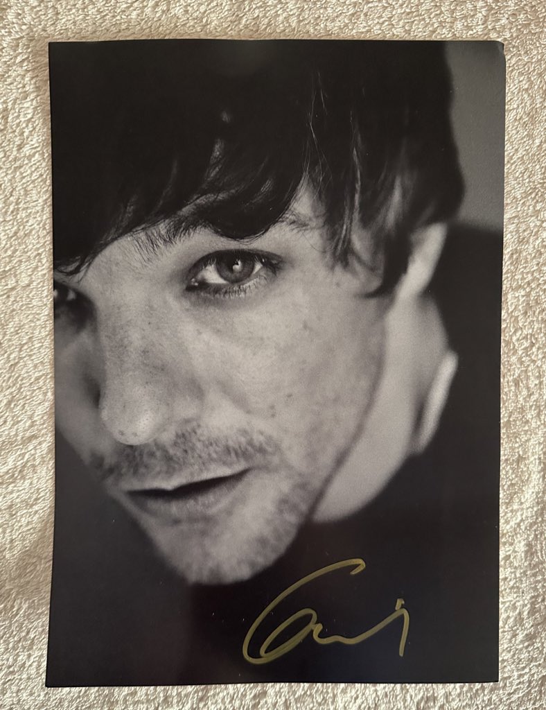 Cally_91's tweet photo. This signed card is on another level ✨ thank you @Louis_Tomlinson it’s a pleasure to see the evolution of your music. Can’t wait to see what will come 💙  #FaithInTheFuture #AllOffThoseVoices #aotv https://t.co/WNw5SkWHVj