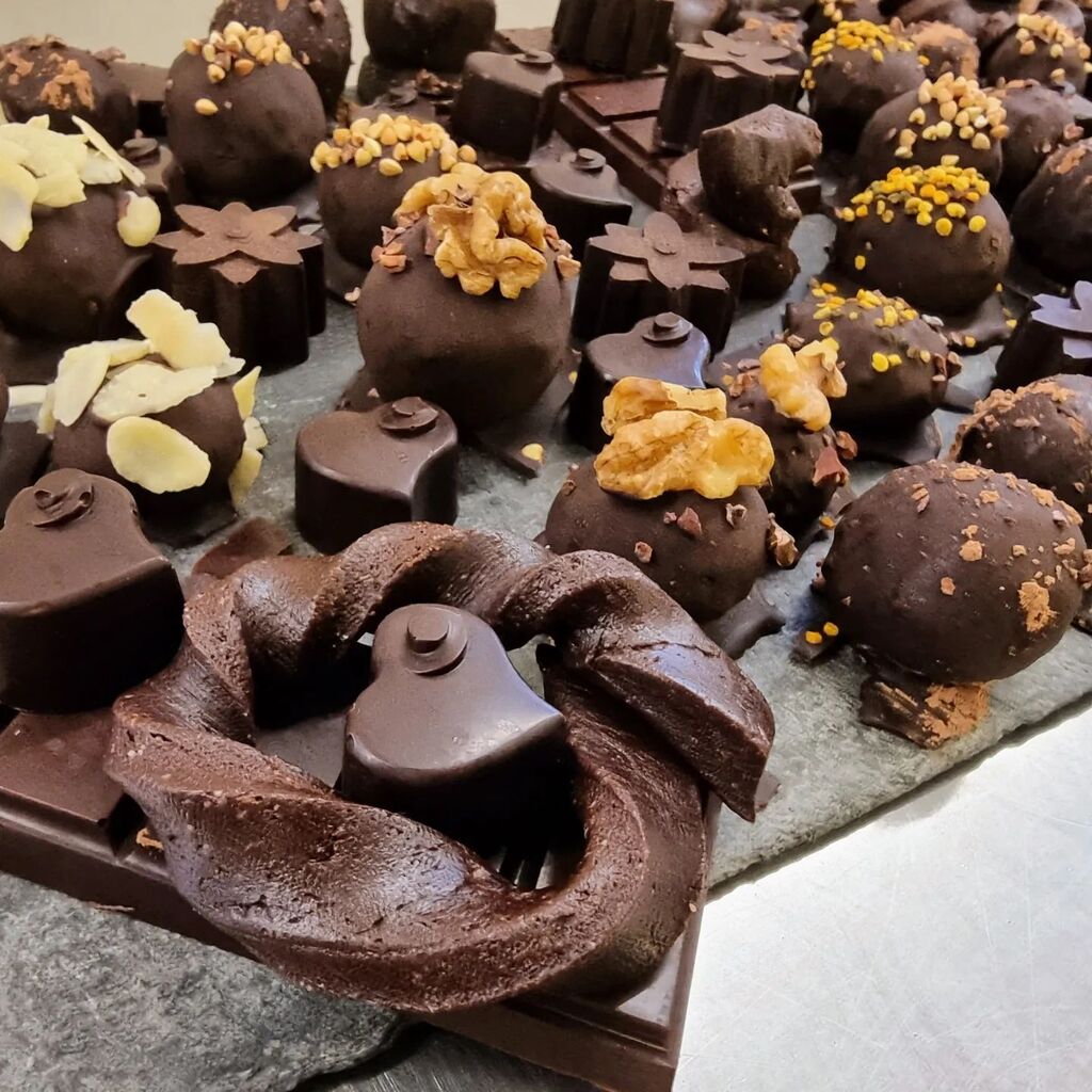 MakeRawChoc's tweet photo. INTRODUCTION TO RAW CHOCOLATE WORKSHOP

⭐️⭐️⭐️⭐️⭐️
"Have been making chocolates for a couple of years, using the chocolate kit. This workshop provided a space for me to venture out and try new recipes with on hand advice and guidance. The workshop zooms … https://t.co/HfhOVAvwAT https://t.co/do12qbotFC