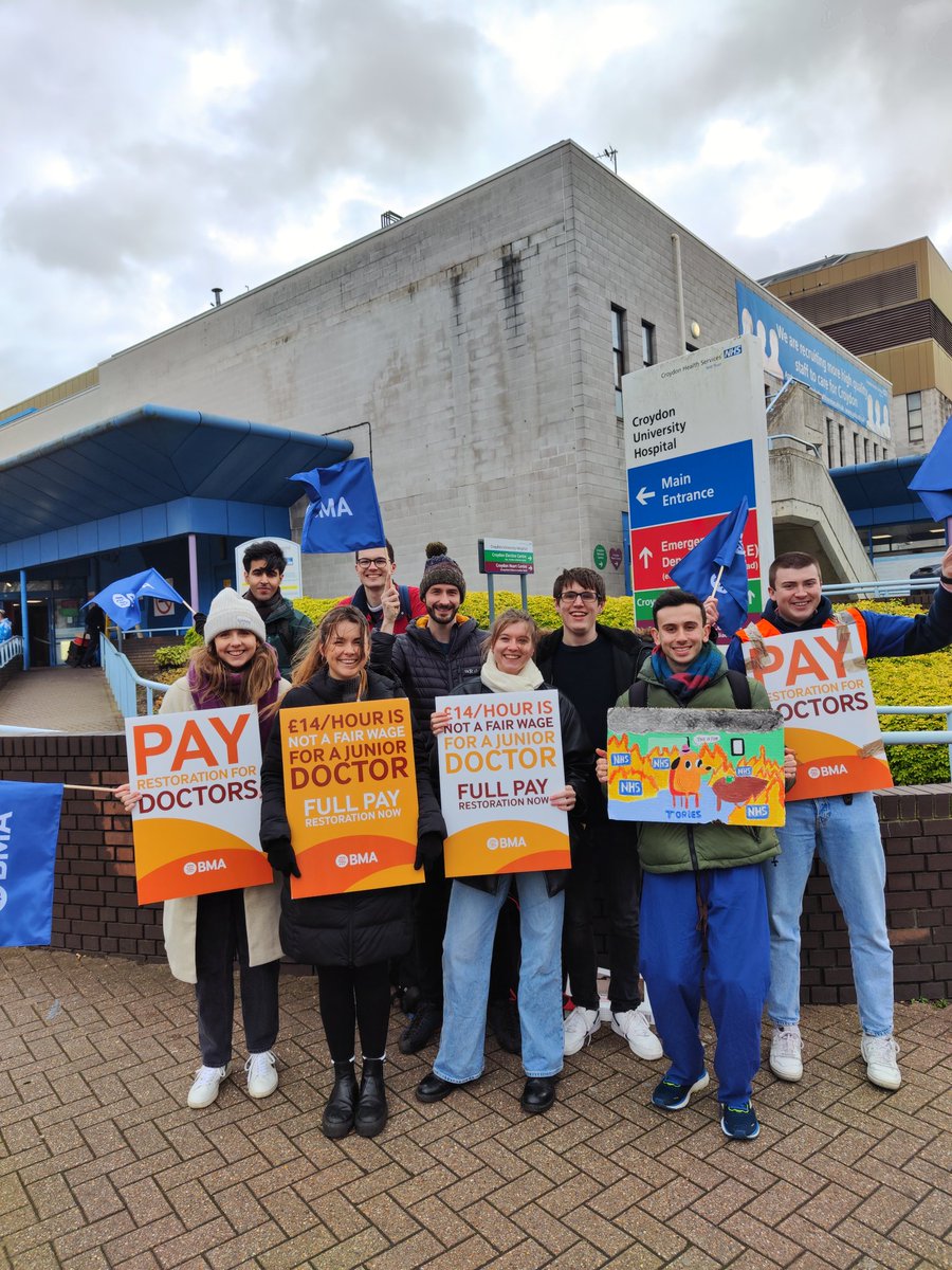 EmmaSianPeters's tweet photo. Day 1 of junior doctor strikes outside @croydonhealth 
So much support from patients, staff and the public💙
@TheBMA @BMA_JuniorDocs #JuniorDoctorsStrike https://t.co/WKgEDxJFXG