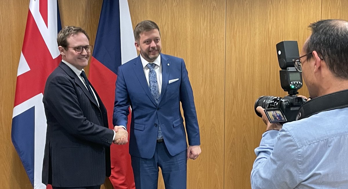 MattFieldUK's tweet photo. 🇬🇧🇨🇿 spolupráce v oblasti bezpečnosti je stále silnější. Ministr @Vit_Rakusan se setkal s naší National Crime Agency, ministryní vnitra a ministrem pro bezpečnost. 

Podepsali dohodu, která prohloubí společný boj proti organizovanému zločinu, zneužívání dětí a dalším hrozbám. https://t.co/2gDB0UznMA