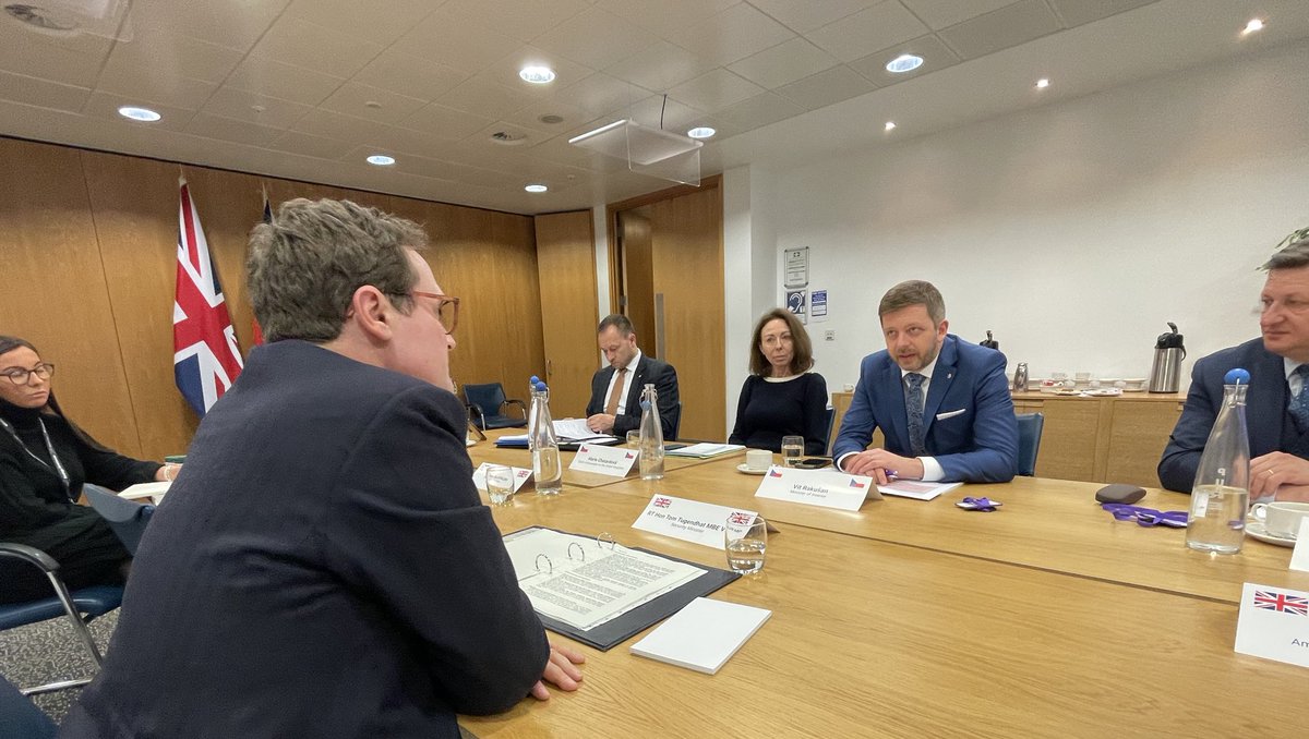 MattFieldUK's tweet photo. 🇬🇧🇨🇿 spolupráce v oblasti bezpečnosti je stále silnější. Ministr @Vit_Rakusan se setkal s naší National Crime Agency, ministryní vnitra a ministrem pro bezpečnost. 

Podepsali dohodu, která prohloubí společný boj proti organizovanému zločinu, zneužívání dětí a dalším hrozbám. https://t.co/2gDB0UznMA