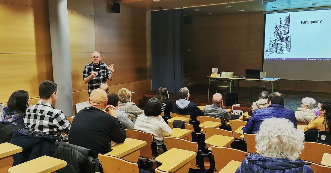 AtravesEditora's tweet photo. 🙋♂️Esta tarde, ateliê de Valentim Fagim na @eoiferrol
🔸 Baseado no livro 'Estou a estudar português'📖
🔸 Gratidão ao professorado de português e às alunas e alunos da Escola, pela colaboração e interesse ☺️
#estouaestudarportugues
#valentimfagim #atraveseditora #ferrol https://t.co/dhMaXDJNch