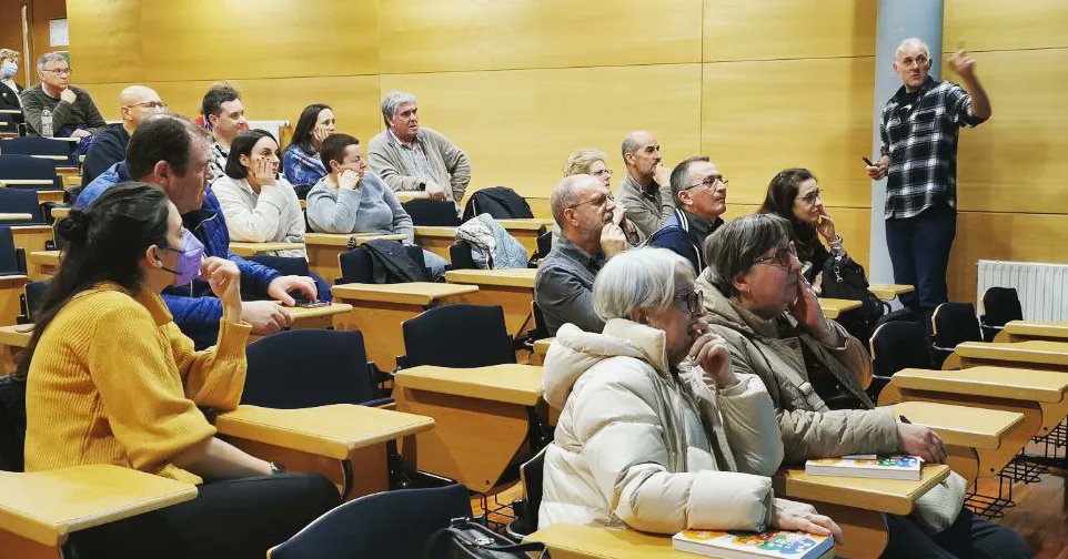 AtravesEditora's tweet photo. 🙋♂️Esta tarde, ateliê de Valentim Fagim na @eoiferrol
🔸 Baseado no livro 'Estou a estudar português'📖
🔸 Gratidão ao professorado de português e às alunas e alunos da Escola, pela colaboração e interesse ☺️
#estouaestudarportugues
#valentimfagim #atraveseditora #ferrol https://t.co/dhMaXDJNch