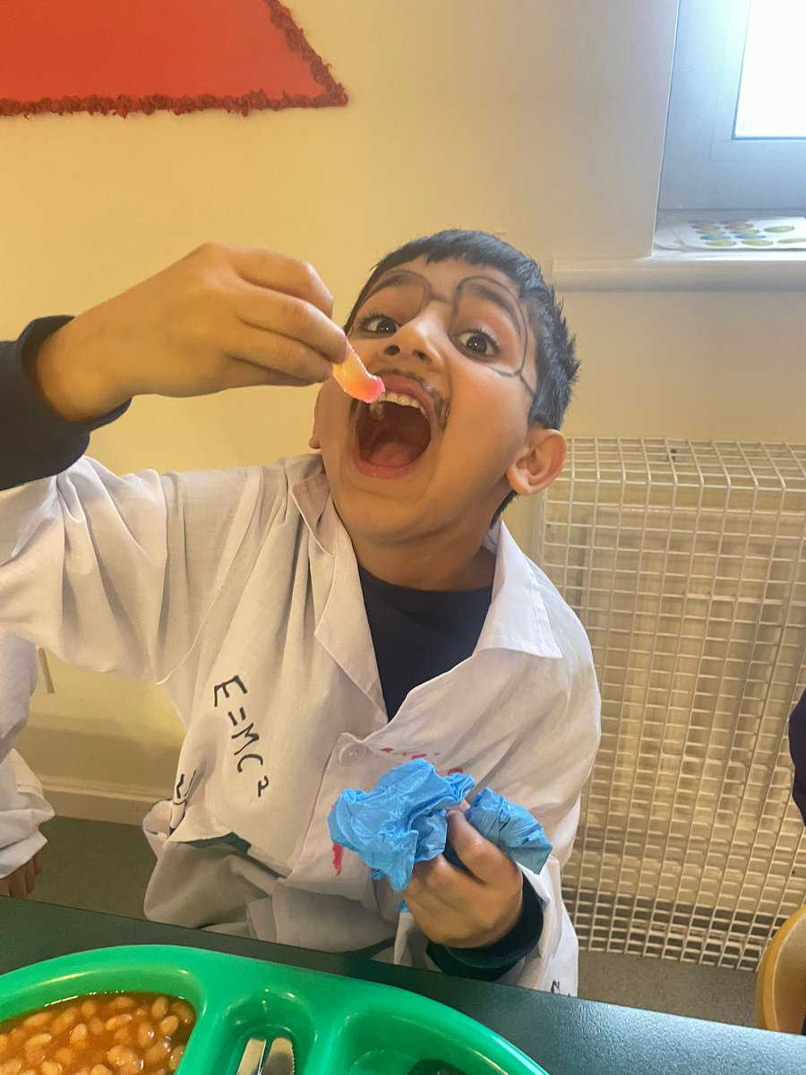 olive_bolton's tweet photo. Worms in jelly, radioactive pizza, exploding angel delight and volcano mash! Just some of the items on today’s #BritishScienceWeek menu. #ThankYou @mellorscatering #ThemedLunch #Wellbeing #Ambition #Treats #Science #WeAreStar https://t.co/cNSg9ASJl6