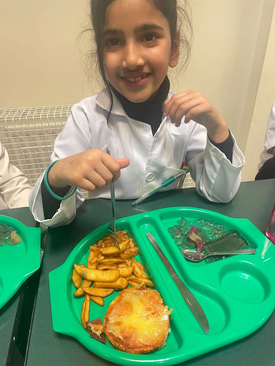 olive_bolton's tweet photo. Worms in jelly, radioactive pizza, exploding angel delight and volcano mash! Just some of the items on today’s #BritishScienceWeek menu. #ThankYou @mellorscatering #ThemedLunch #Wellbeing #Ambition #Treats #Science #WeAreStar https://t.co/cNSg9ASJl6