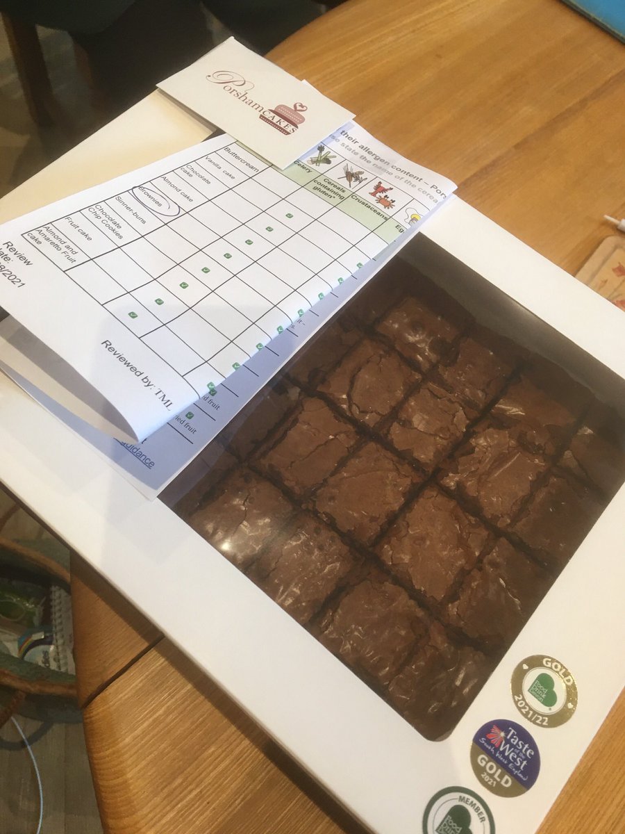 Sometimes you just want some really good chocolate brownies for a surprise, a meeting or a birthday.

These are our double Gold Award Winning brownies or our First Class brownies as you can also order them online to be sent by @RoyalMail.

#browniesbypost #brownies #porshamcakes