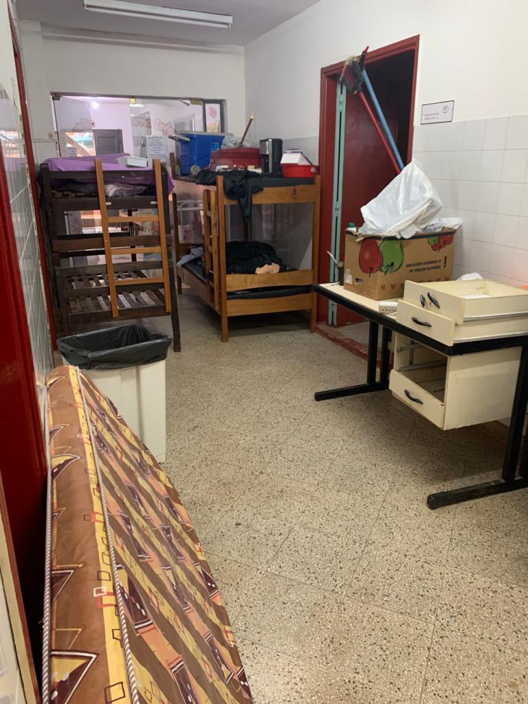 sr_underwood_'s tweet photo. DESALOJO DE FORMA ARBITRARIA DE LA UNIDAD DE DESCANSO DE MÉDICOS RESIDENTES DEL HOSPITAL CALLE’I . Los médicos residentes AHORA están en el pasillo del hospital con sus pertenecías, sin un lugar digno donde comer, asearse y descanzar !! BASTA DE PISOTEOS Y TRATOS INHUMANOS https://t.co/XzToajv13A