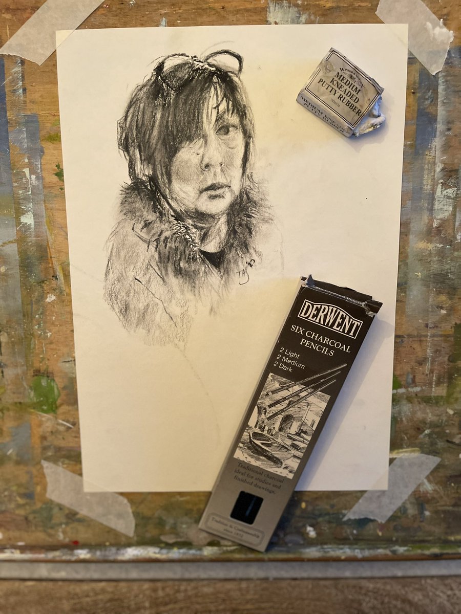 THUNTER_x's tweet photo. Had a go at a self portrait from life today. #charcoal on #cartridgepaper โ๏ธ #selfportrait ๐ช https://t.co/w3WtVnHNOt