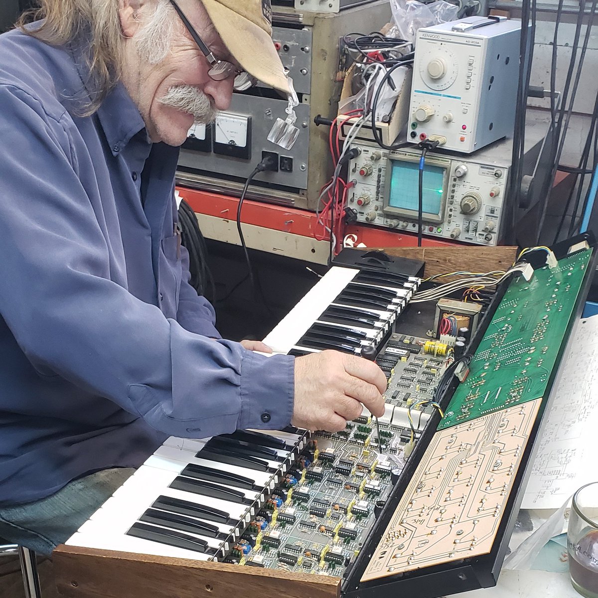 GoodGuys_Inc's tweet image. Fixing up a Sequential Circuits Prophet 600. Released back in 1983 along with the Roland Jupiter-6, these were the first synths ever to use MIDI!
#repair #vintagesynth #sequentialcircuits