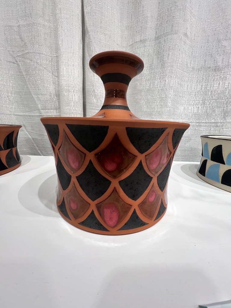 Beautiful Terracotta-lidded box, thrown and painted with glaze by hand from @studiofrajas. Inside is water-tight and food safe.

#americanhandcrafted