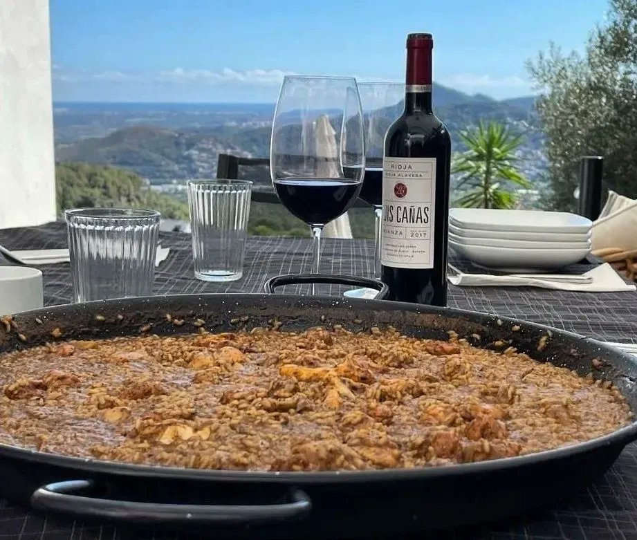 🥘🍷 ¡Buen tiempo, buenas vistas, un buen arroz y un buen descorche!😋 Eso es lo que nos propone @‌bodegasluiscanas ... ¡Y no podemos estar más de acuerdo!

#DistribucionesLatorre #Jaén #Vinos #WineLovers #Hostelería #WineMoment #Rioja