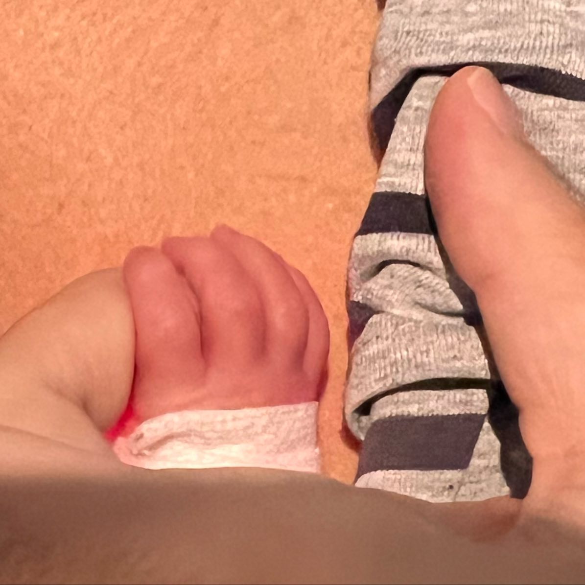 Así le agarro la mano a mi mamá. Gracias por tanto amor, por las buenas vibras, se sienten, llegan. Gracias mamá por estar todo el tiempo para mí, gracias por darme tanto 🤍✨.