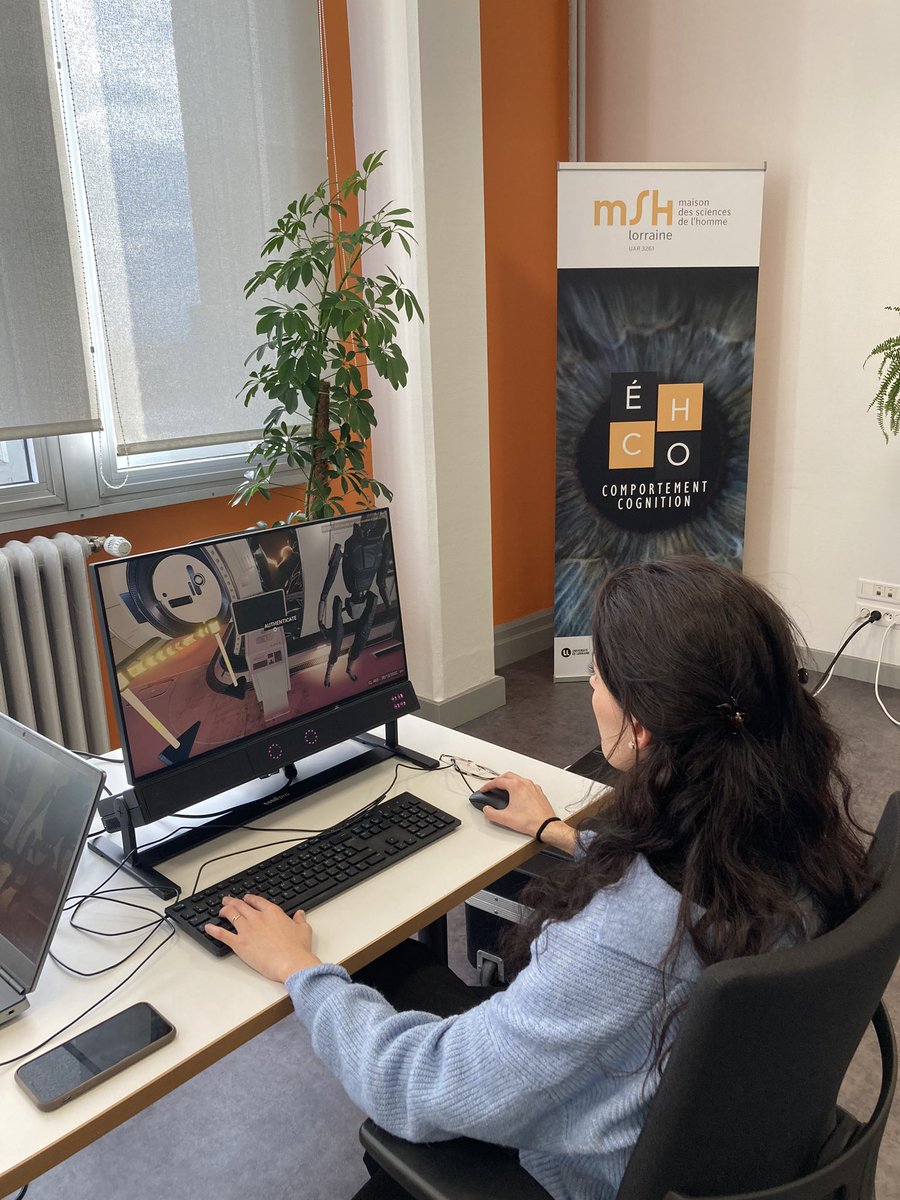 DinetJerome's tweet photo. Quels liens entre l’exploration visuelle et la flexibilité cognitive ? Début des pré-tests avec l’eye-tracker Tobii Spectrum au sein de la plateforme ECHO de la  #MSH Lorraine avec l’équipe #yuzu… Mes moments préférés : la planification, la collecte et l’analyse des données ! https://t.co/W6aHb9O2Re