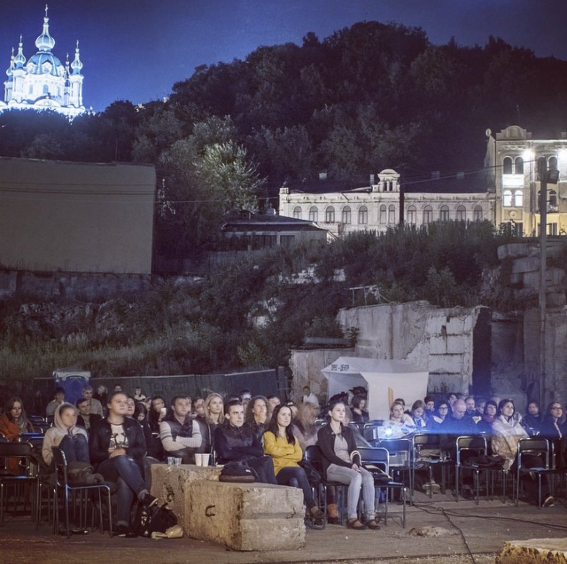 openaircinema's tweet photo. Mobile phones &amp; computer gaming trends can increase physical isolation. Walk-in cinemas remain effective in attracting people outdoors to see a beloved film projected grandly on the big screen. Your audience will feel each other’s presence face to face in the open air ✨ https://t.co/Z3xK77tqsf