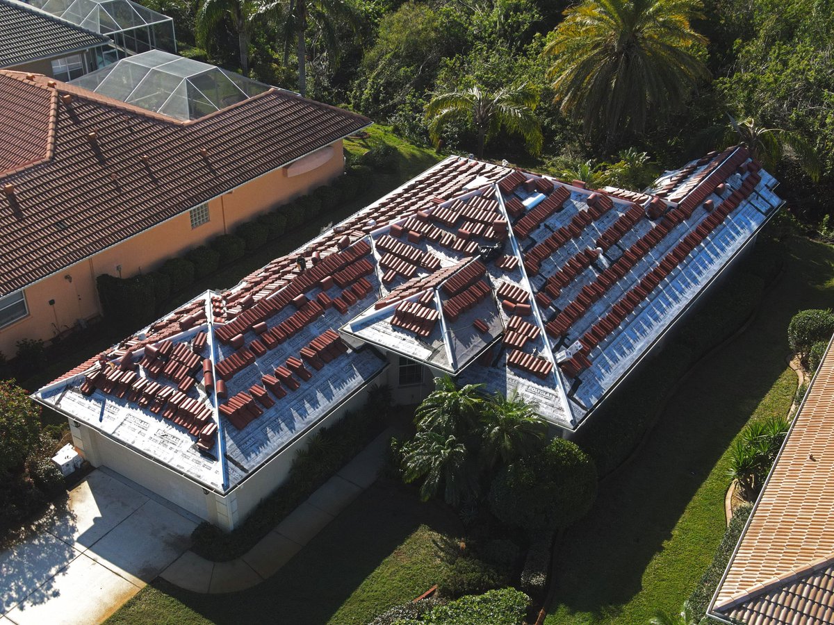 SiestaRoofing's tweet image. Concrete tile roof completed in Venice, FL. 🔥 #roofing #tileroof #tileroofing #concretetile #rooftiles #florida #veniceflorida #roofingcontractor