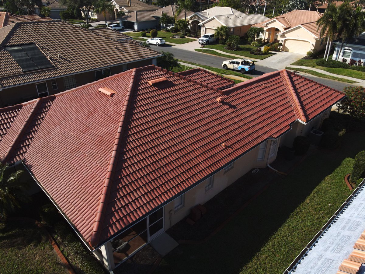 SiestaRoofing's tweet image. Concrete tile roof completed in Venice, FL. 🔥 #roofing #tileroof #tileroofing #concretetile #rooftiles #florida #veniceflorida #roofingcontractor