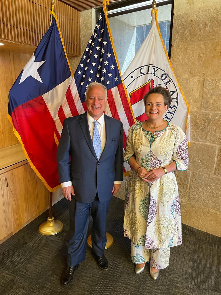 Great to meet Austin Mayor <a href="/KirkPWatson/">Mayor Kirk Watson</a> and discuss cooperation on tech, innovation and mobility. Wonderful to hear about his Dutch heritage 🇺🇸🇳🇱

Our economic ties with TX are strong. Many of our companies call Austin home. I am sure #SXSW will inspire more to come!
