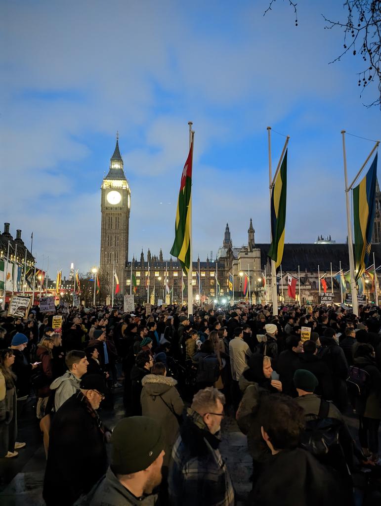 Parliament Sq on this #commonwealthday2023 full of people who stand against the inhumane policies which will criminalise the act of seeking asylum spontaneously without providing safe routes #RefugeesWelcome