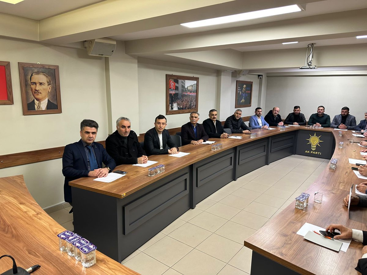 inegol_akparti's tweet photo. Haftalık olağan Merkez Mahalle Başkanları toplantımız Teşkilat Başkanımız Sn. Akif Yaşin başkanlığında, İlçe Yönetim Kurulu Üyemiz Sn. Serdar Nalcı, Teşkilat Başkan Yardımcımız Sn. Mutlu Bal’ın katılımlarıyla gerçekleştirildi.  #AKİnegöl https://t.co/RR3K2y4a8v