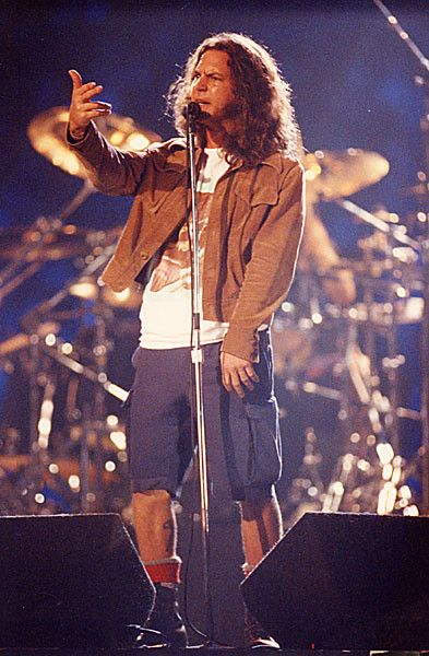 ReturnofR's tweet photo. Kurt Cobain OR Eddie Vedder? #Nirvana #PearlJam #KurtCobain #EddieVedder https://t.co/xG34UqeHzn https://t.co/CwPF0VF4Rt