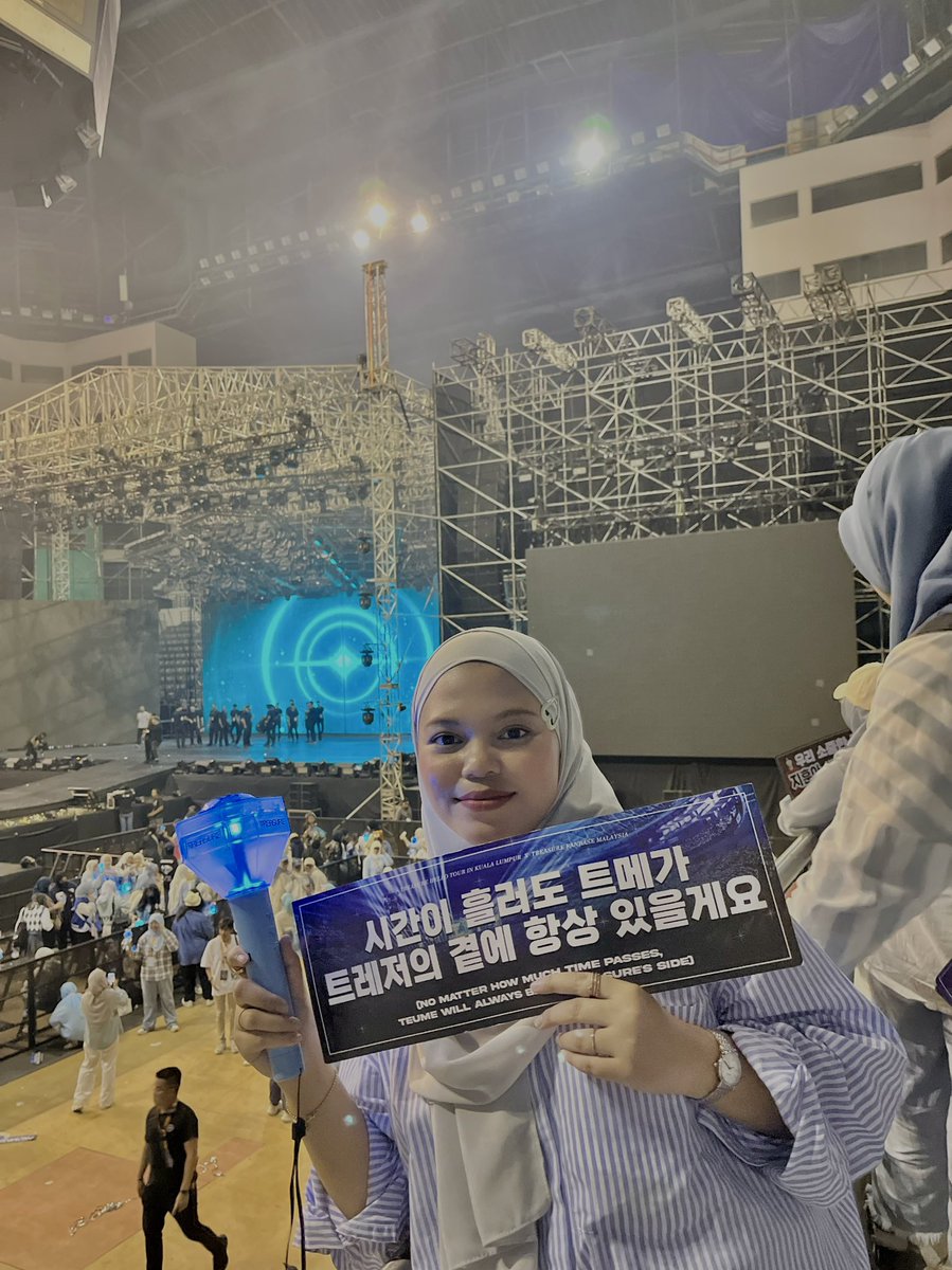 ainsofiazulaikh's tweet photo. Still can’t move on my first ever Kpop  concert. It felt surreal to finally be able to met them irl💎@treasuremembers . Shoutout to @hollathebiebs for making this happen 🤍. #TREASUREinKL https://t.co/4lcUVHVB1y