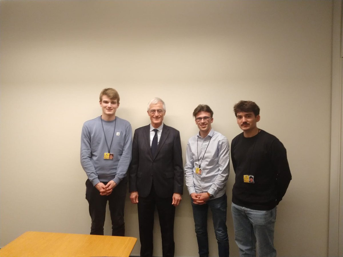 GeertBourgeois's tweet photo. Jaarlijkse ontmoeting met studenten journalistiek @howestjrn in het Europees Parlement in Straatsburg.

Breed interview over handelskernversterking, verhuiscircus naar Straatsburg en gevolgen van de #Brexit voor de provincie West-Vlaanderen. https://t.co/CH2EgwuhHT