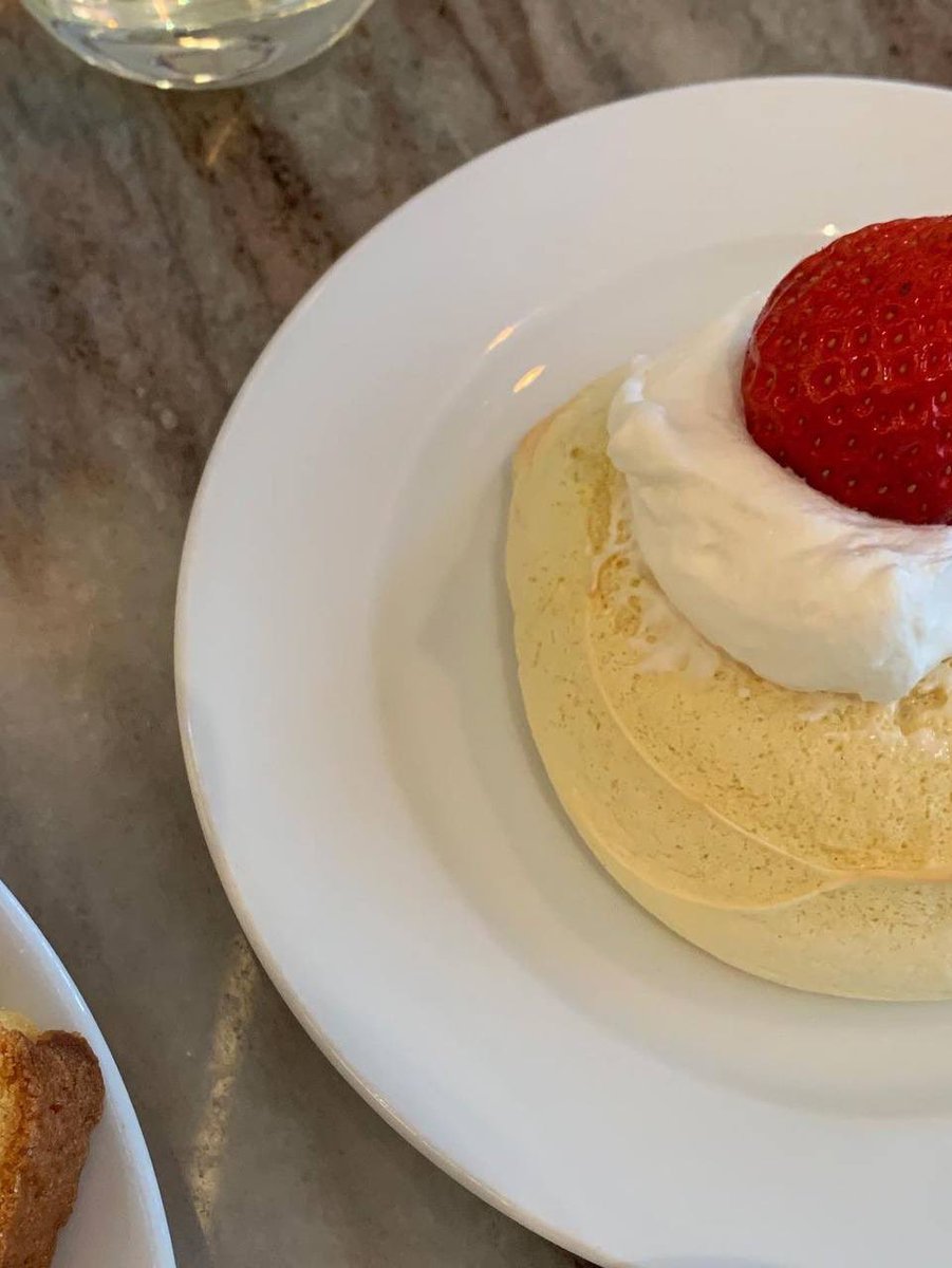 ᅟ
💖— passei a manhã passeando pelos arredores do novo endereço, quero saber onde ficam as coisas quando finalmente me mudar. Encontrei um café até que bem perto de casa, aqui é bem agradável e a comida é ótima. Já sei onde irei tomar meu café em dias corridos! 
ᅟ