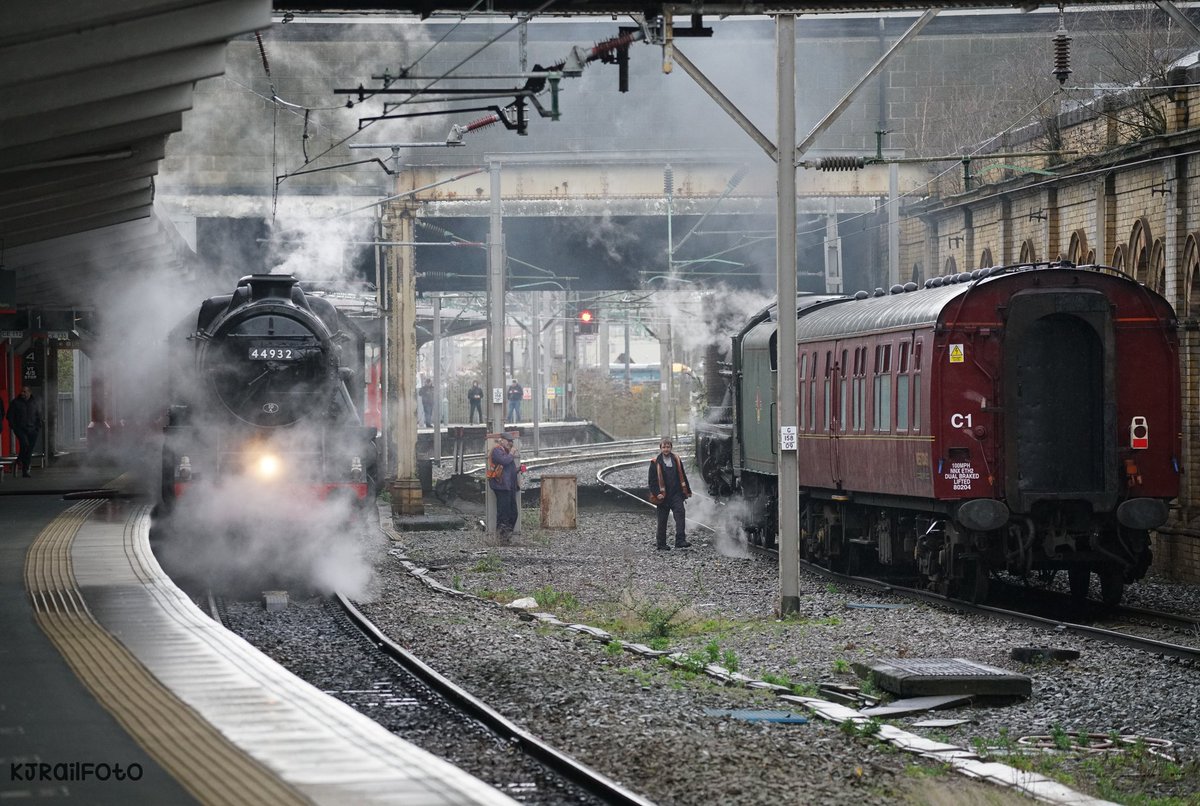 InterCityBR's tweet photo. A scene easily mistakable for 1963, not 2023, LMS Black 5 44932 seen taking on water with LMS Jubilee 'Galatea' 45699

Both engines on Light Engine moves, the Black 5 from Carnforth to Southall and the Jubilee doing the same in reverse. https://t.co/KaoZP5Fq8Z