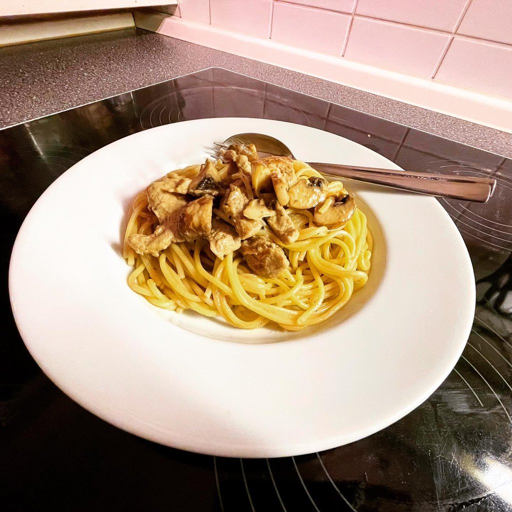 JayGuevara82's tweet photo. #Spaghettoni in #PfefferRahmSauce mit #SchweineGeschnetzeltes und #Champignons
#Dinner #HelsKitchen #FoodPorn #PastaPorn #PfefferrahmPorn https://t.co/cCa9qzKejl