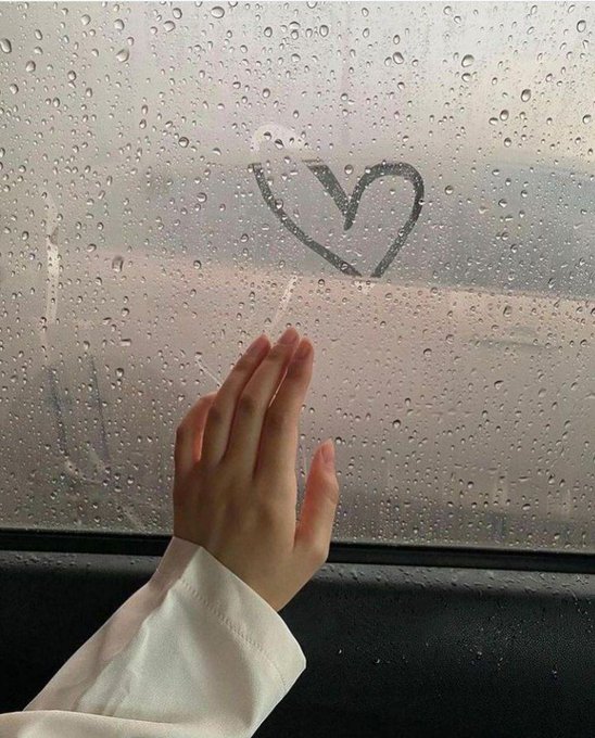 ''Öyle büyümüş ki içimizdeki yalnızlık. Sevilmeyi beklerken, beklemeyi sevmişiz.''

Şair Cemal Süreya