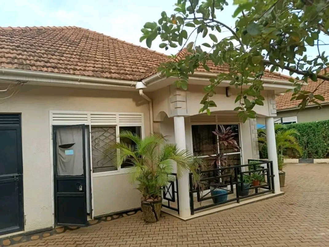 shukranproperty's tweet photo. Magnificent house for sale in najjera #FOUR(4) bedrooms Three(3) bathrooms sitting and dining rooms kitchen plus boys quarters on #20Decimals land title on price : #470m
*. WhatsApp 0706592177 https://t.co/VvGtMbSnqw