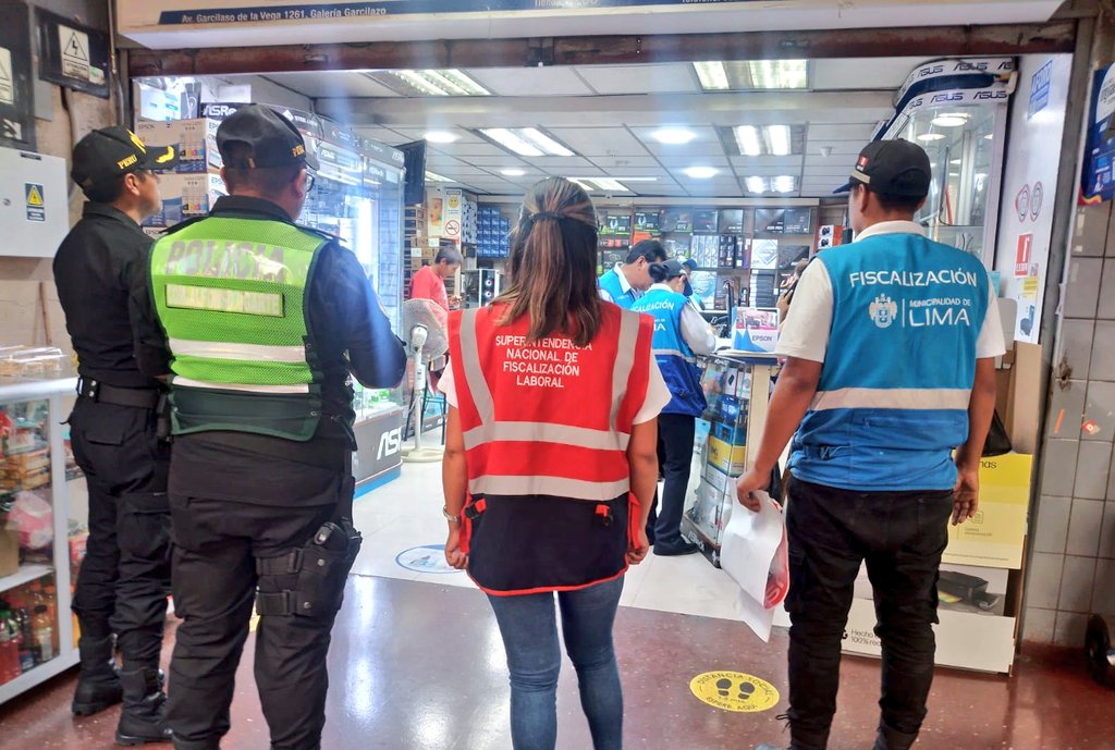 SunafilPeru's tweet photo. La #Sunafil, a través de la Intendencia de Lima Metropolitana, realizó una intervención conjunta con efectivos de la Comisaría de Alfonso Ugarte de la @PoliciaPeru y personal de la Gerencia de Fiscalización de la @MuniLima en el C. C. #Compuplaza, en el Cercado de Lima. https://t.co/xW05PiCF8b